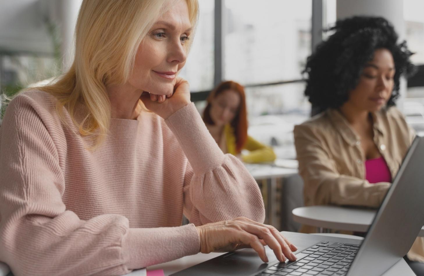 Équipe mirevoqalith travaillant sur des solutions budgétaires innovantes